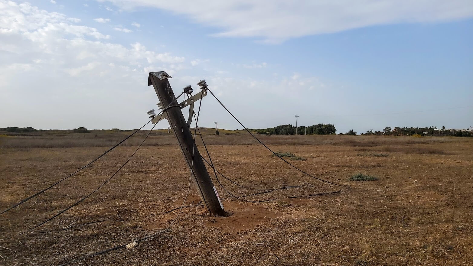 You are currently viewing Get lost בין פסלי ענק למצוק מול ים